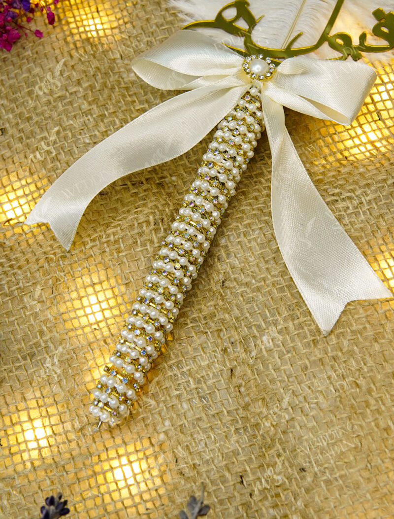 Dazzling pen handle fully wrapped in elegant pearls and rhinestones